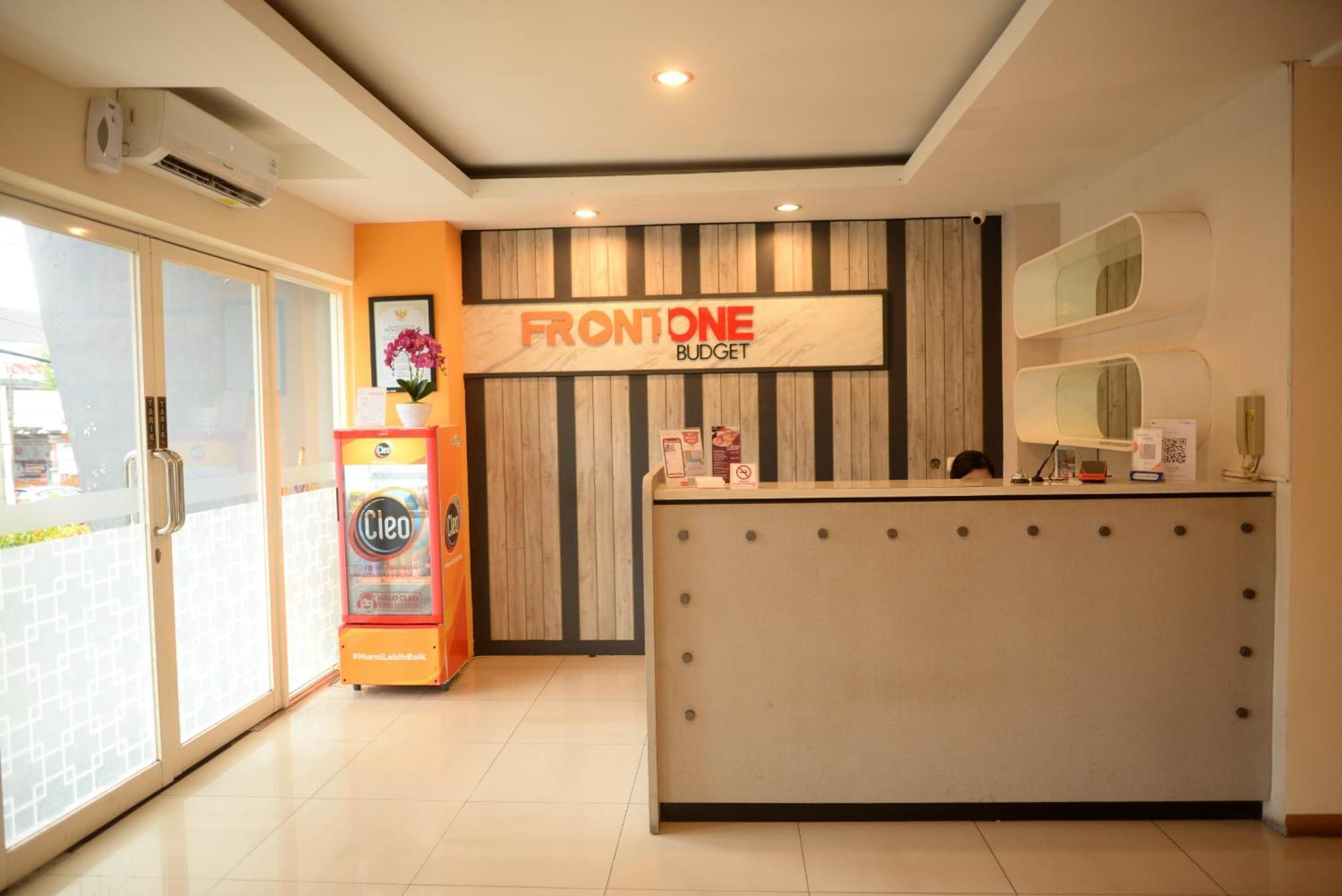 Front One Budget Malang By Azana Exterior foto